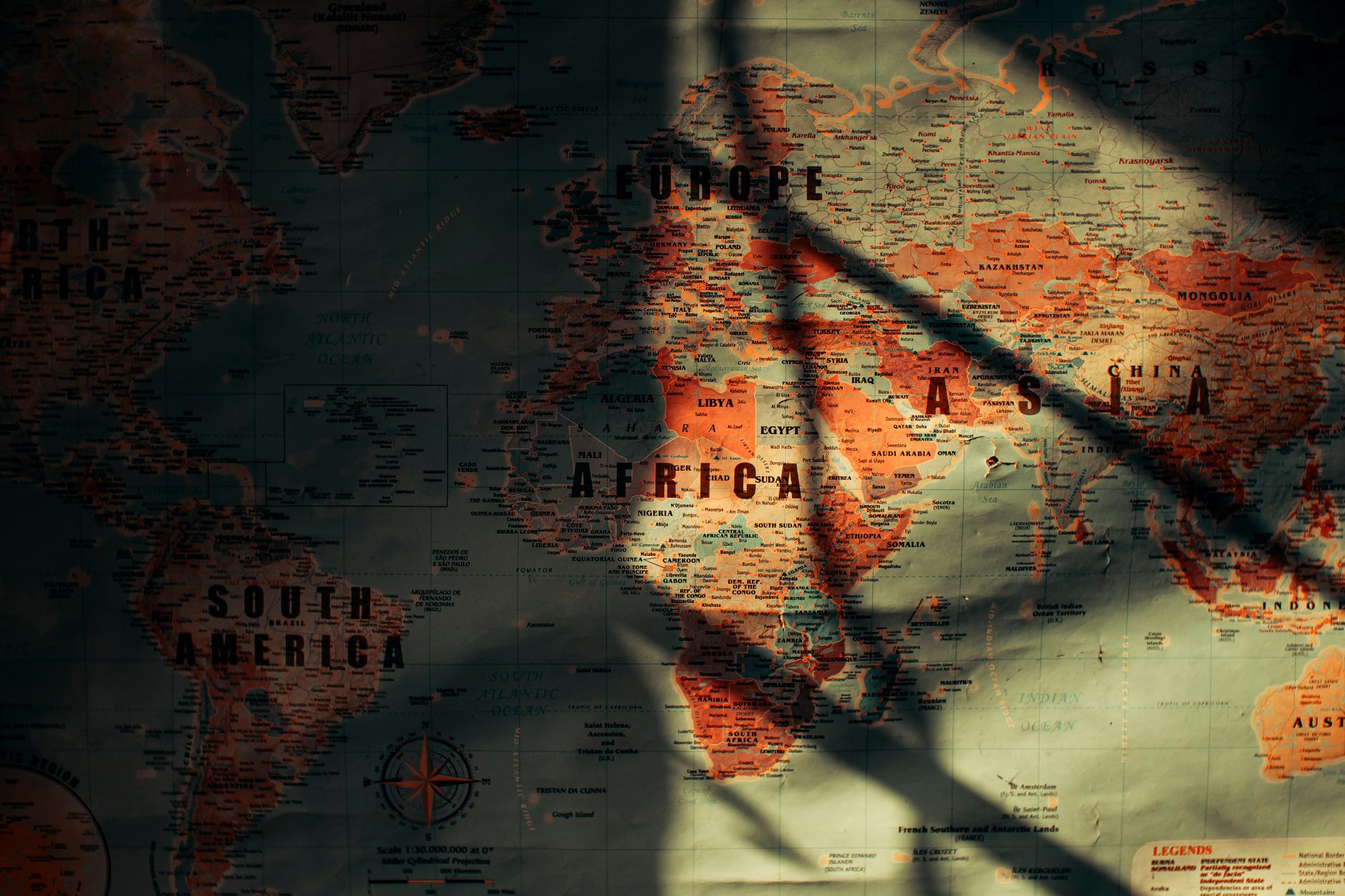 Carte du monde colorée sur fond blanc — Photo: Nothing Ahead
