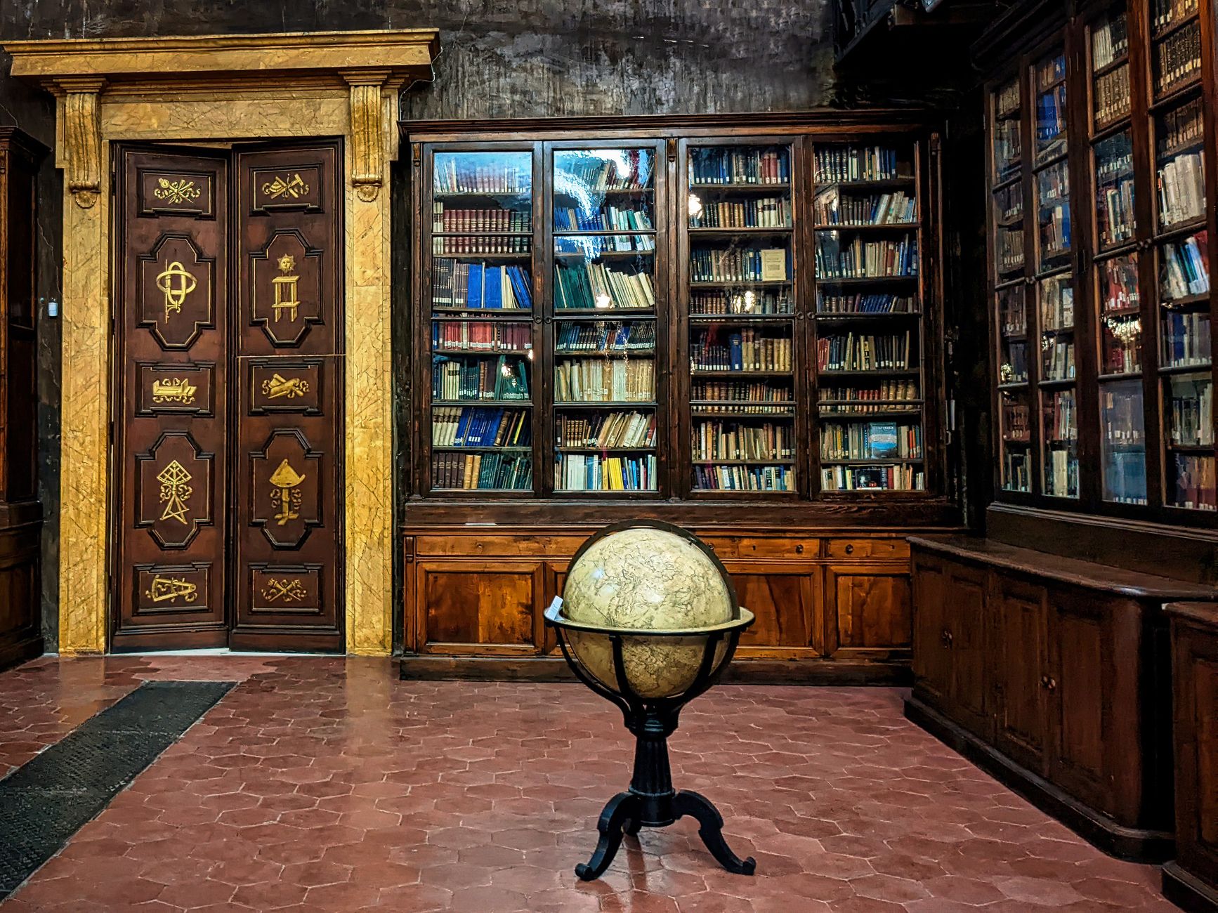 Globe vintage sur fond de bibliothèque ancienne — Photo: marco