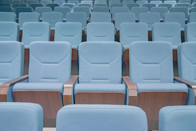Salle de cinéma avec sièges rouges en rangées — Photo: Miff Ibra