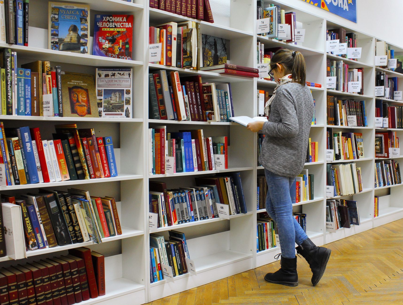 Étudiant lisant des livres dans une bibliothèque calme — Photo: Pixabay