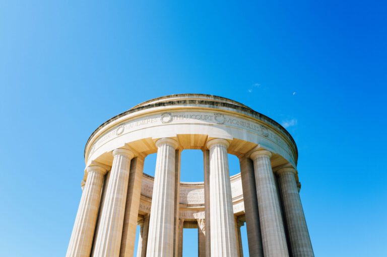 Monument historique antique sous ciel bleu — Photo: Adrien Olichon